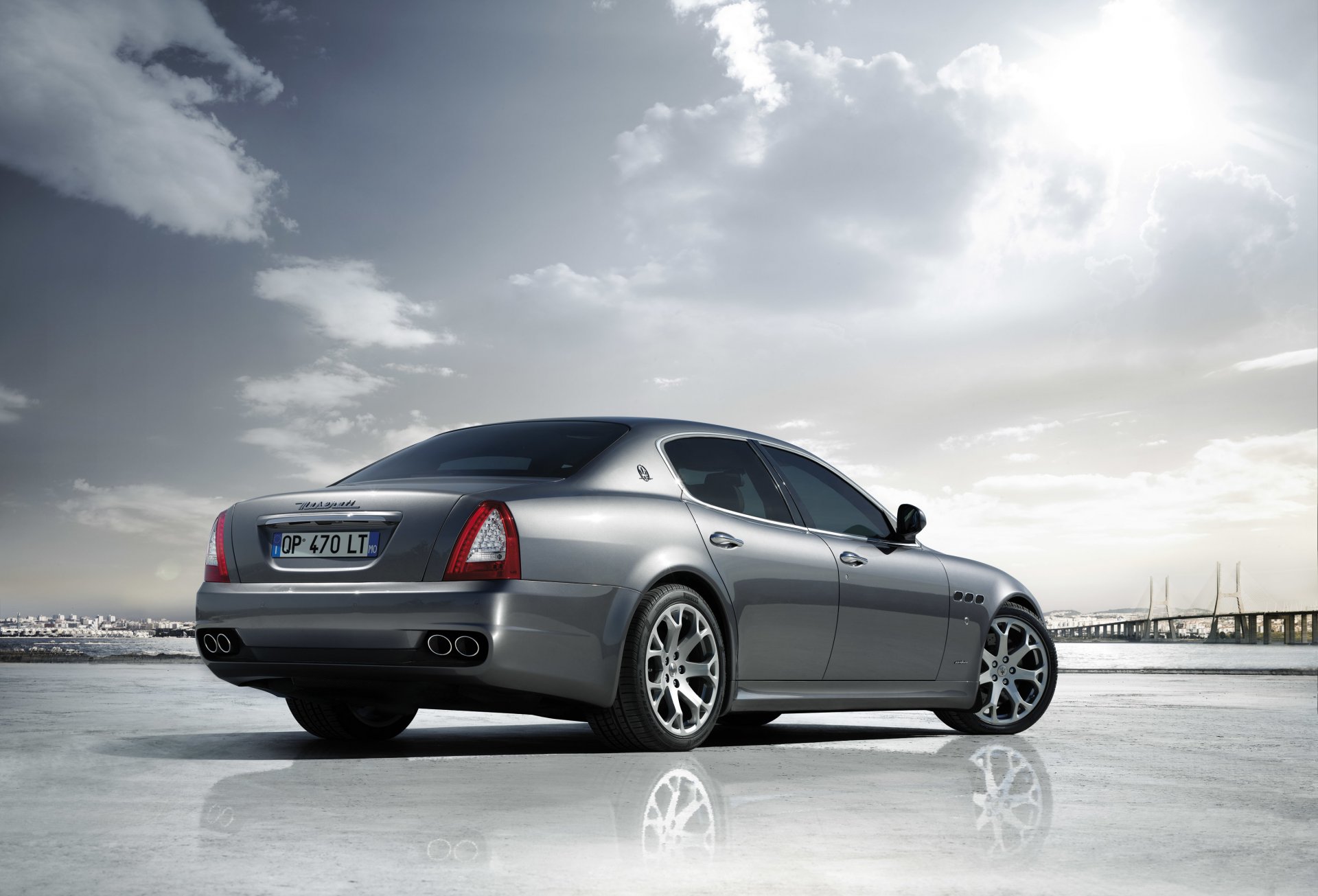 maserati quattroporte argent ciel soleil voiture réflexion
