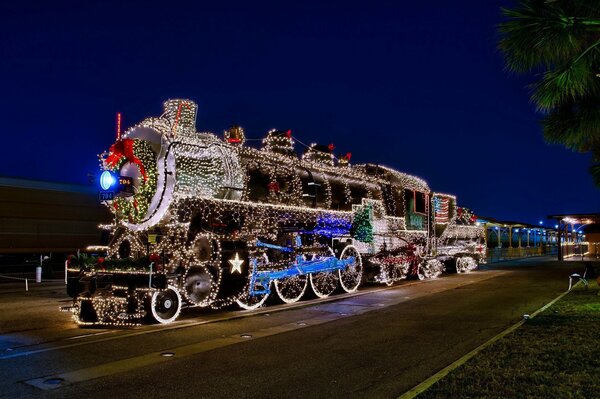 Locomotive soviétique dans une guirlande festive