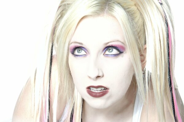 La chanteuse canadienne montre du maquillage