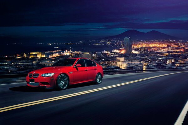 BMW rouge sur fond urbain