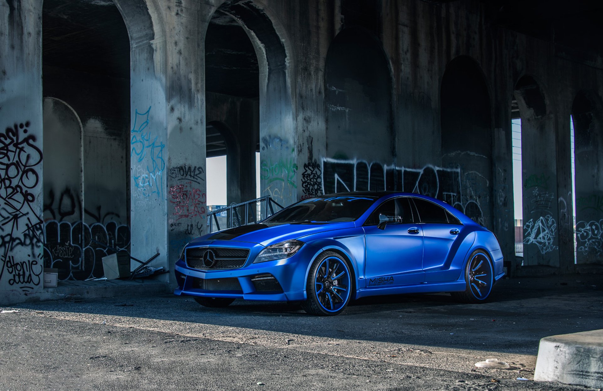 mercedes benz cls550 côté avant bleu