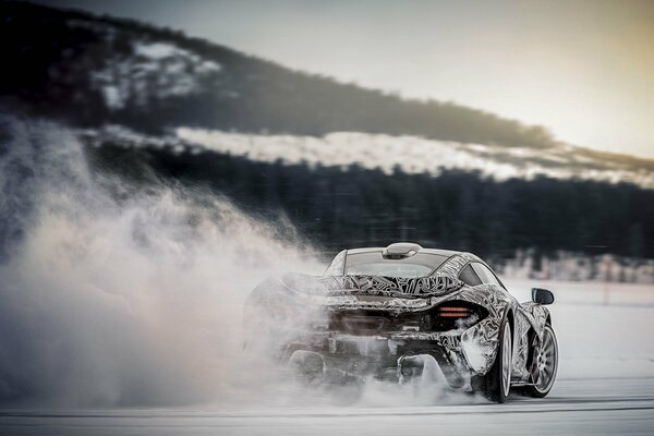 Belle McLaren supercar de course