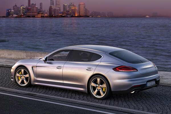 Photo de Porsche au coucher du soleil sur fond de mer