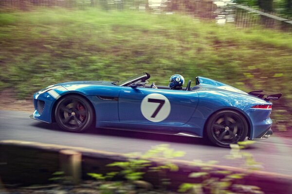 Voiture de course bleue sportive avec chauffeur