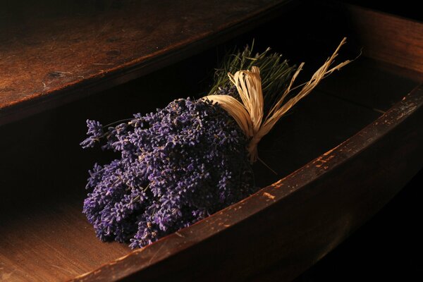 Bouquet de lavande dans un tiroir de bureau