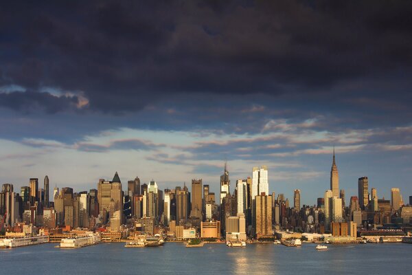 Gratte-ciel sous un ciel sombre