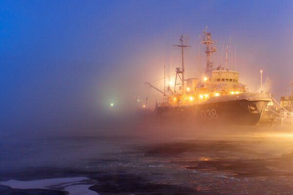 Image du navire sur fond de brouillard