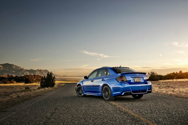 Subaru Impreza sur fond de route