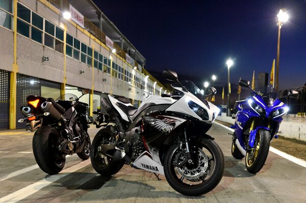 Trois motos sur fond de paysage urbain