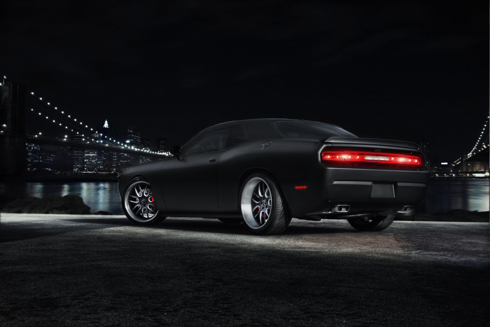 esquiver challenger noir voiture de muscle dodge challenger voiture de muscle pont ville métropole nuit