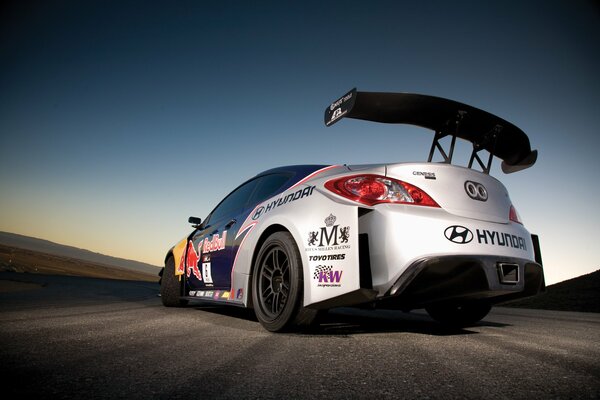 Hyundai sur la route de campagne
