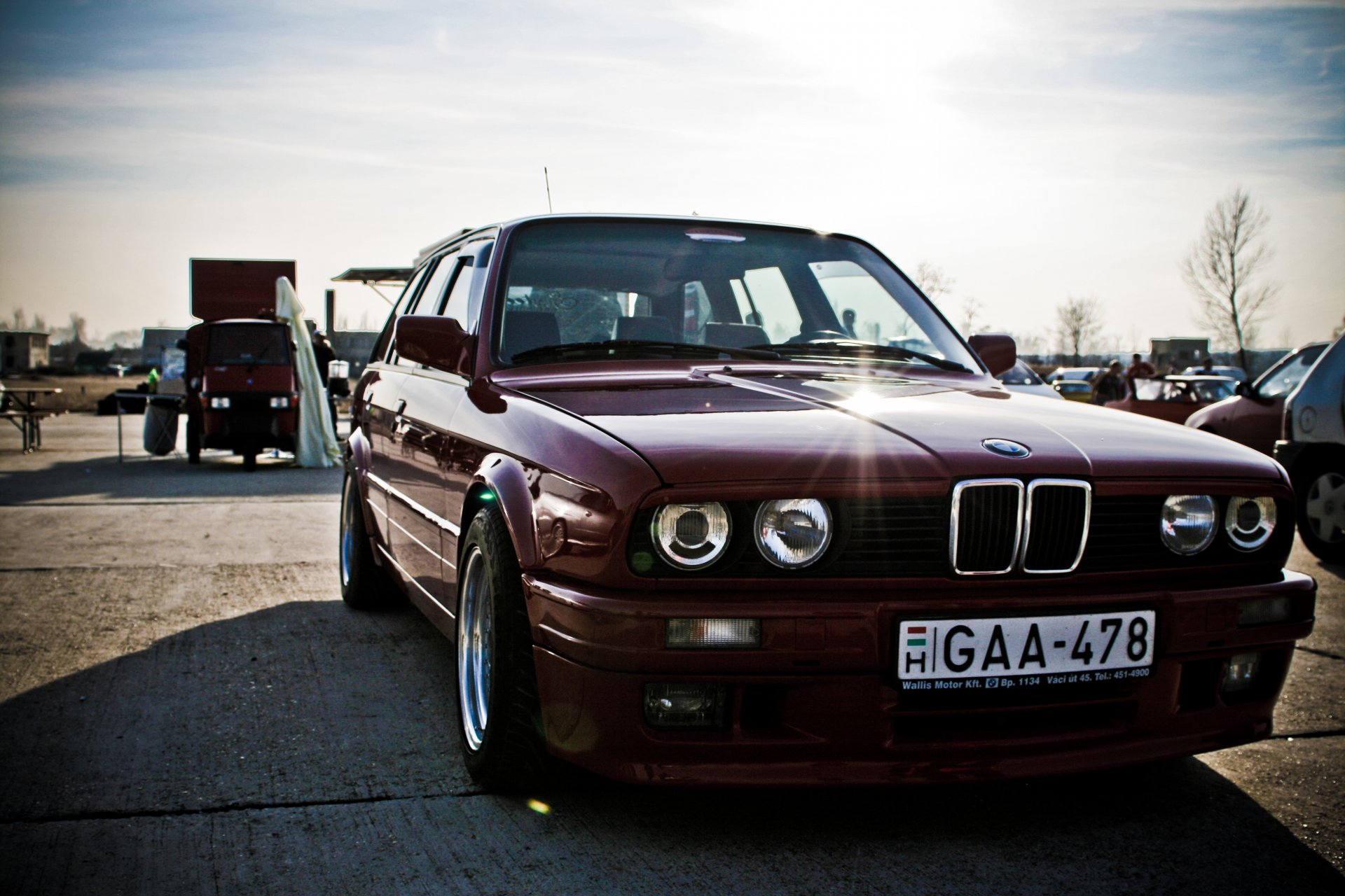 bmw e30 m3 toring vieux tuning rouge foncé phares mal puissance exposition voiture
