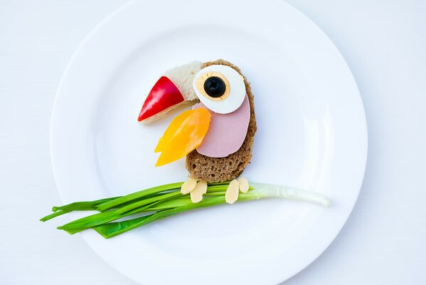 Oiseau de pain avec saucisse et oignons