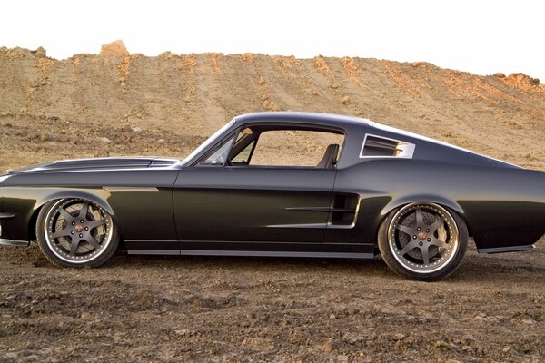 Voiture noire Mustang tuning Vue latérale