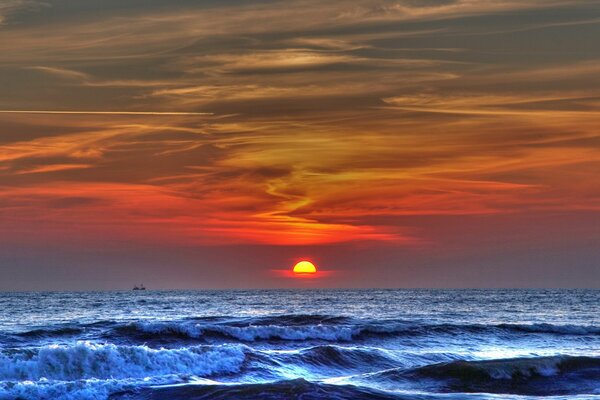 Coucher de soleil et la mer dans les vagues, hdr