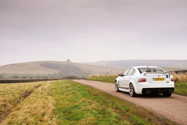 Voiture blanche avec spoiler dans la boîte