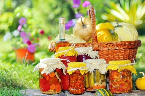 Bouteille d huile et pots de cornichons