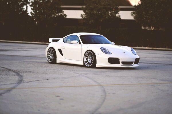 Porsche blanche sur asphalte gris