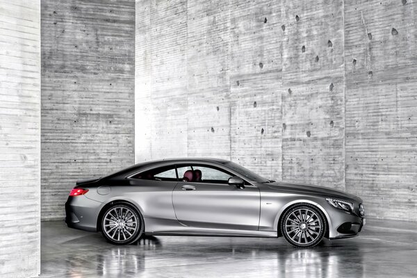 Mercedes Benz argent sur fond gris