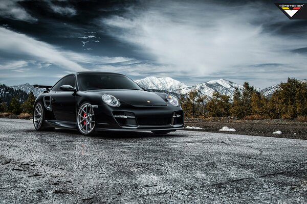 Noir Porsche 911 tuning sur fond de montagnes