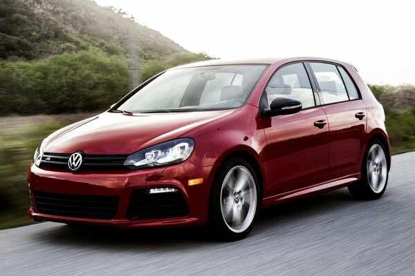 Volkswagen, golf rouge en déplacement