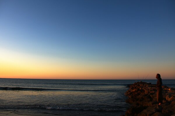 Beau coucher de soleil et mer bruyante