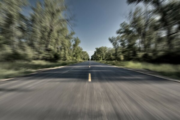 Paysage lors de la conduite sur la route à grande vitesse