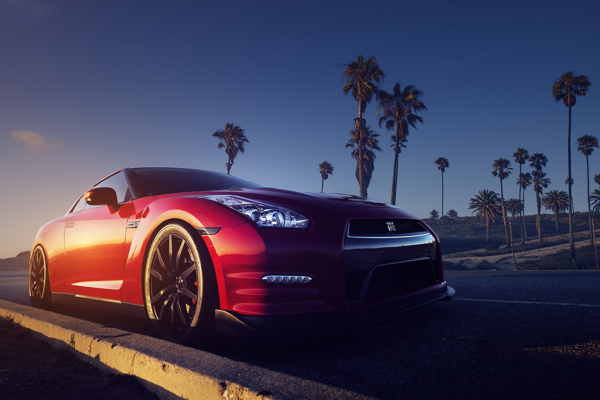 nissan gt-r r35 rouge avant route palmiers coucher de soleil