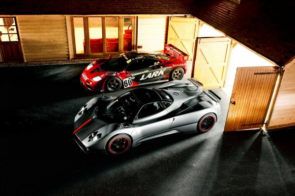 Supercars McLaren dans le garage