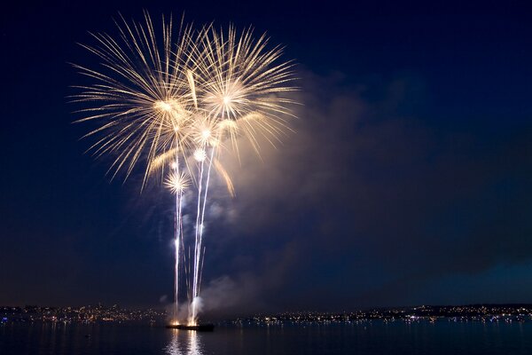 Ville endormie de feux d artifice dans la nuit