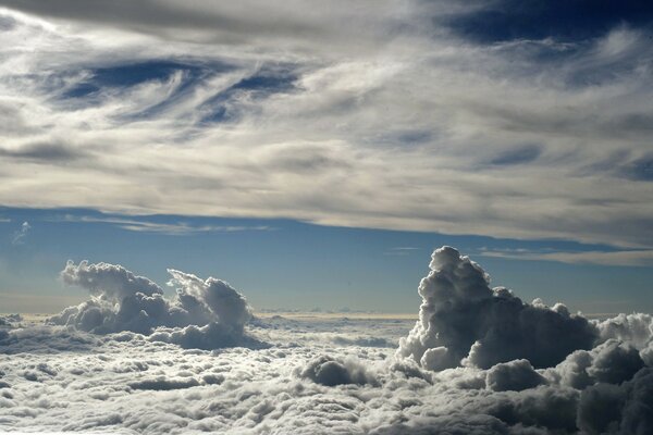 Nuages bouclés dans le ciel bleu