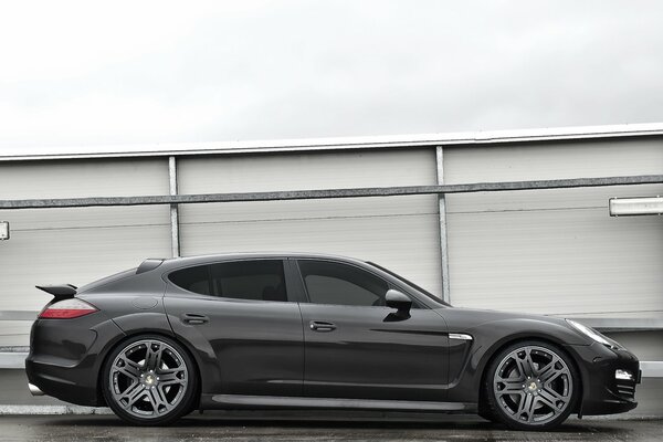 Noir Porsche Panamera sur gris