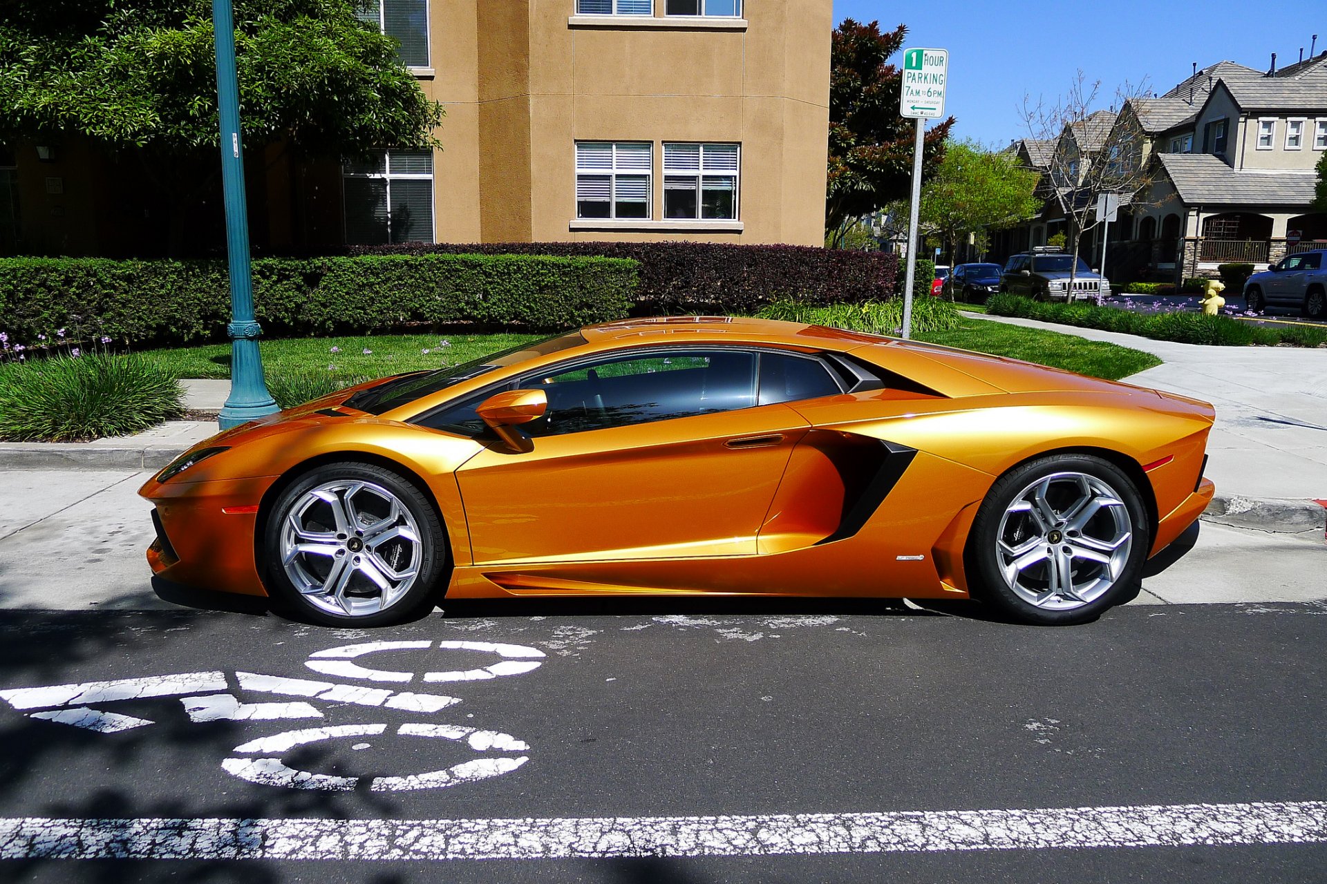 lamborghini aventador lp700-4 jaune lamborghini aventador profil pelouse arbuste arbres