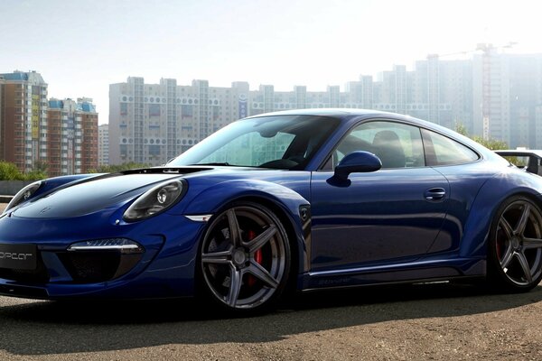 Porsche carrera 911 sur fond de maisons à plusieurs étages