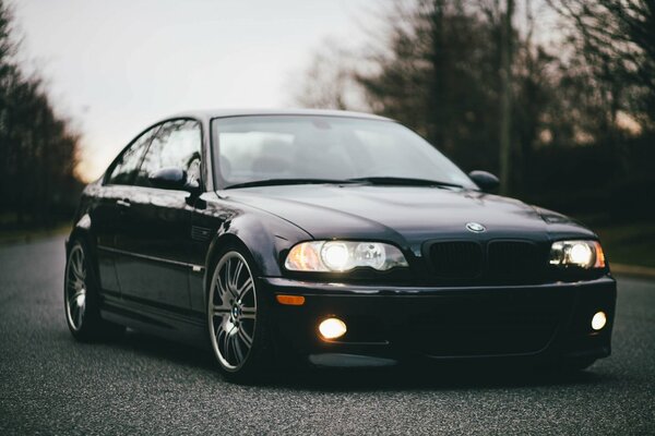 Voiture bmw m3 sur la route