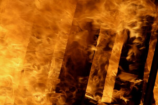 La flamme du feu est entièrement enveloppée par la construction en bois