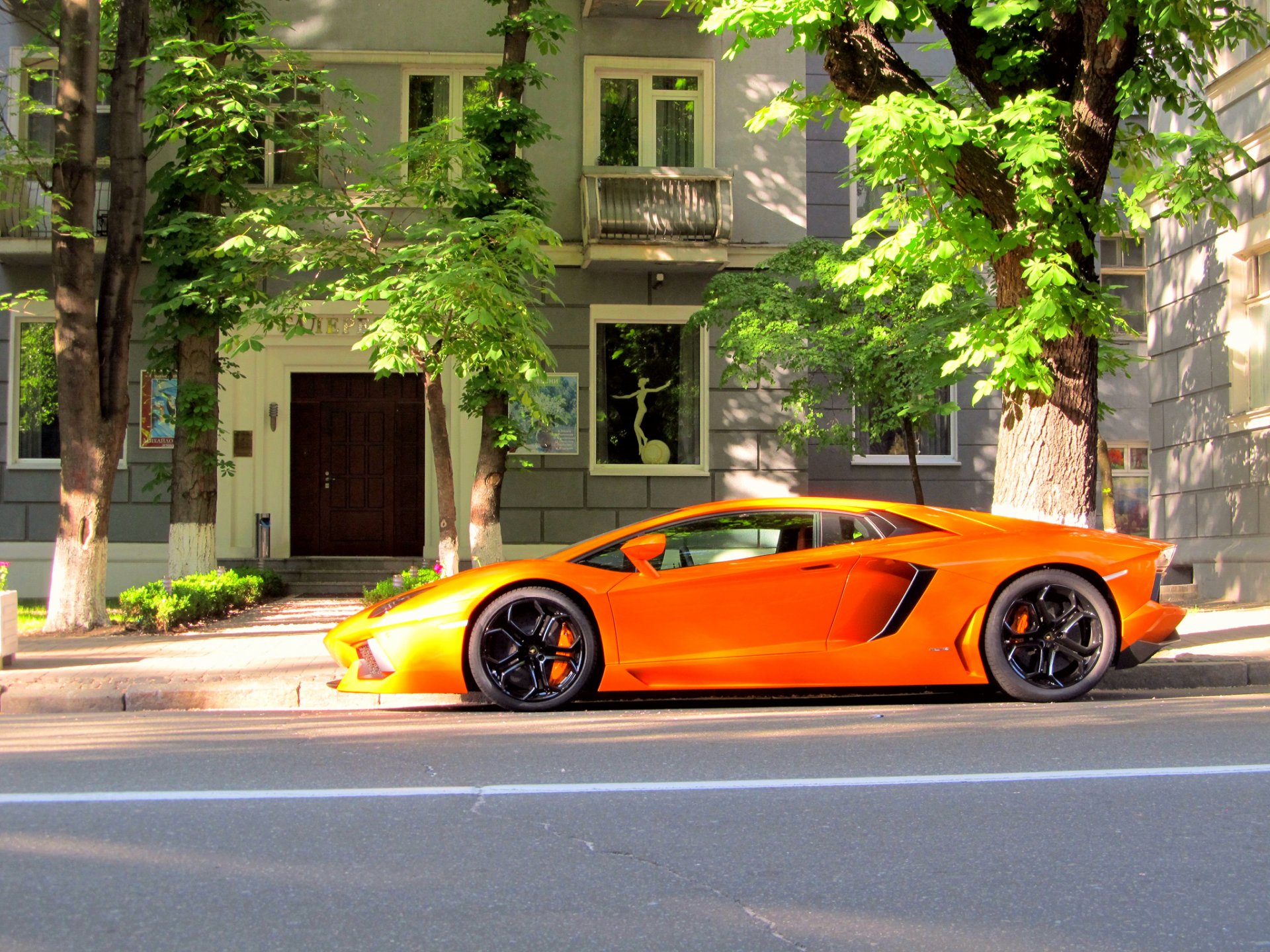lamborghini aventador lp700-4 orange kiev lamborghini aventador profil rue
