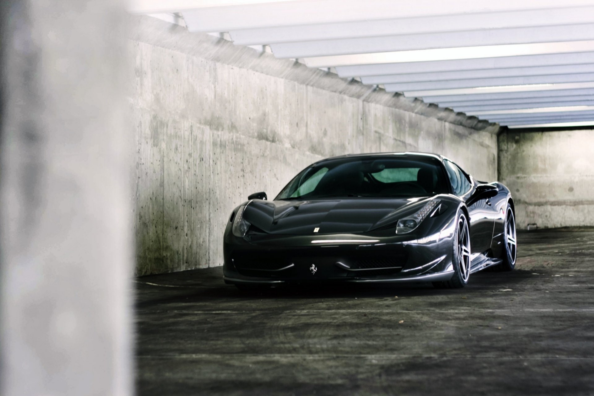 ferrari 458 italia noir ferrari italie mur parking lampes réflexion