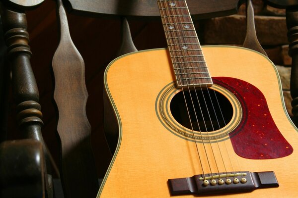 La guitare dans le fauteuil attend son heure