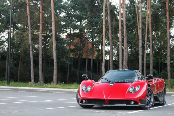 Sonde Pagani rouge sur le parking. Prenez les arbres