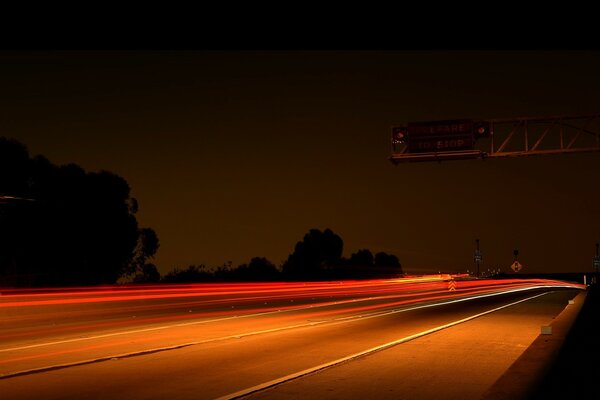 Route de nuit parmi une multitude de lumières
