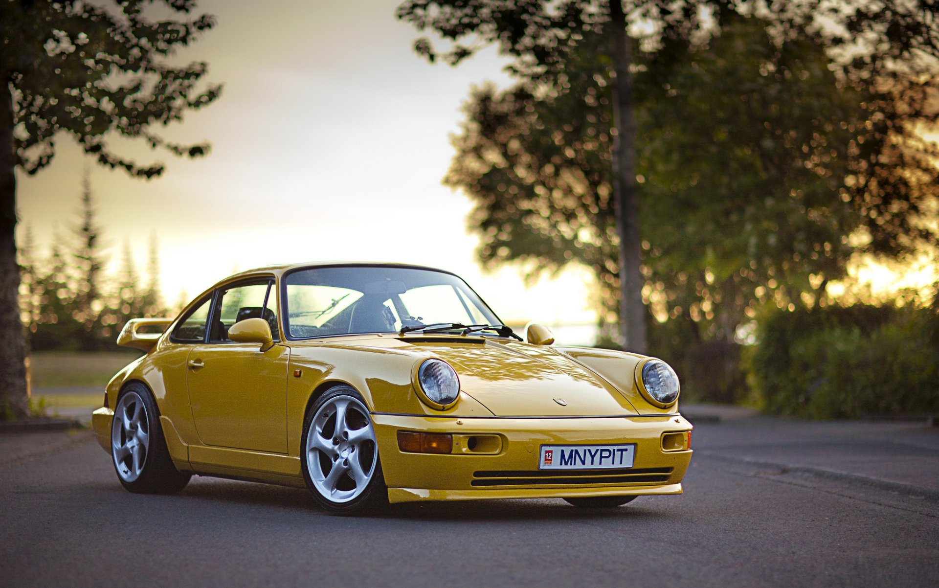 911 carrera 4 surchargé jaune