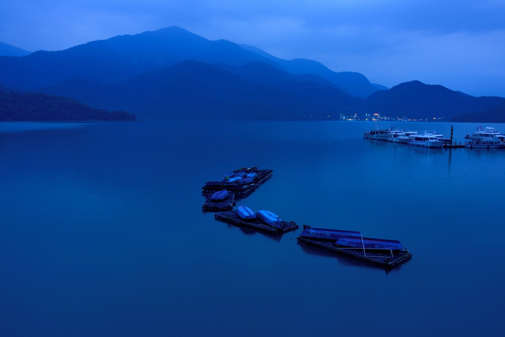 lumières baie nuit couple montagnes bateaux