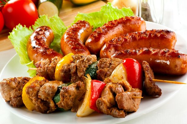 Saucisses grillées appétissantes et brochettes