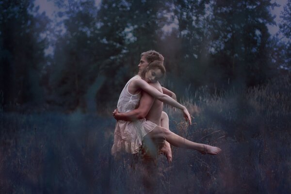Jeune couple sur le champ de nuit