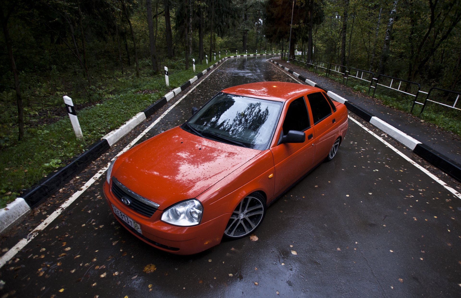 lada 2170 priora priora rouge disques très route feuilles