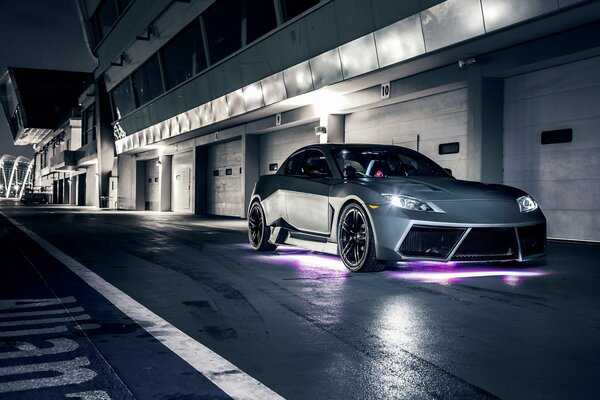 Belle Mazda RH-8 sur la route de nuit