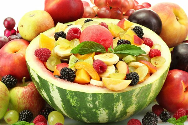 Assortiment de baies et de fruits pour une ambiance estivale