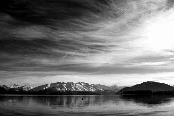 Paysage sombre avec lac et montagnes