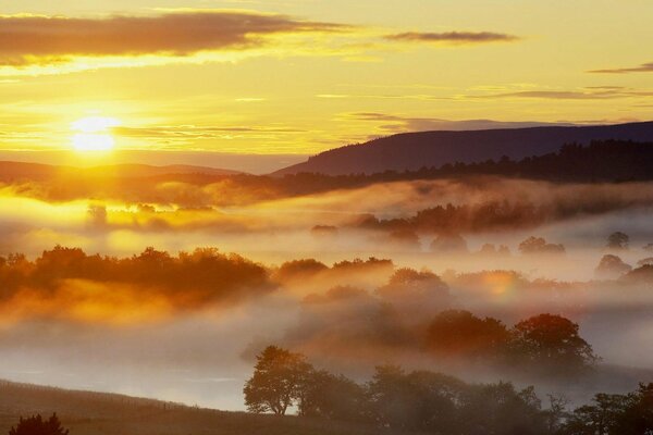 Coucher de soleil paisible dans la vallée des brumes